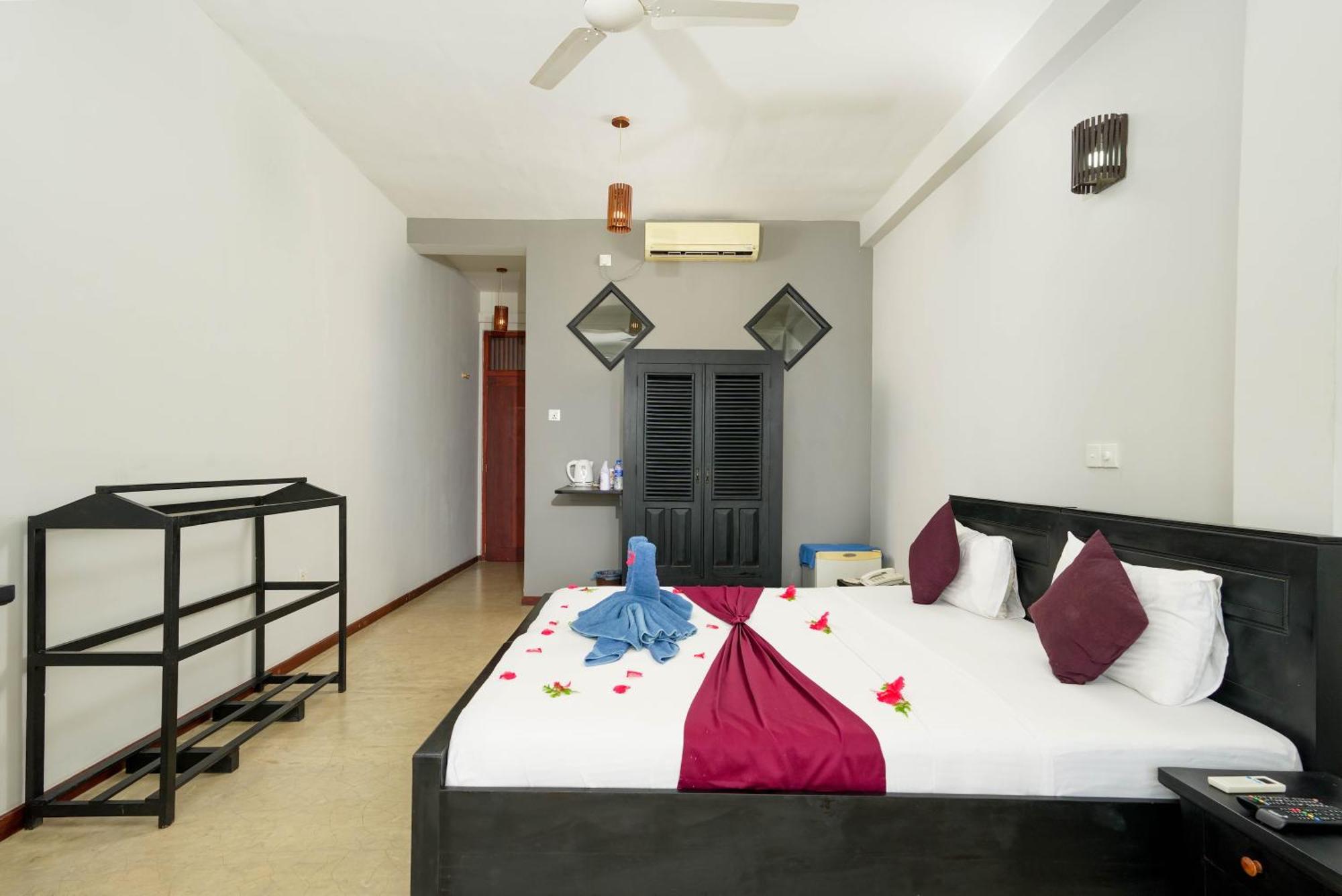 Hotel Silan Mo Mirissa Buitenkant foto
