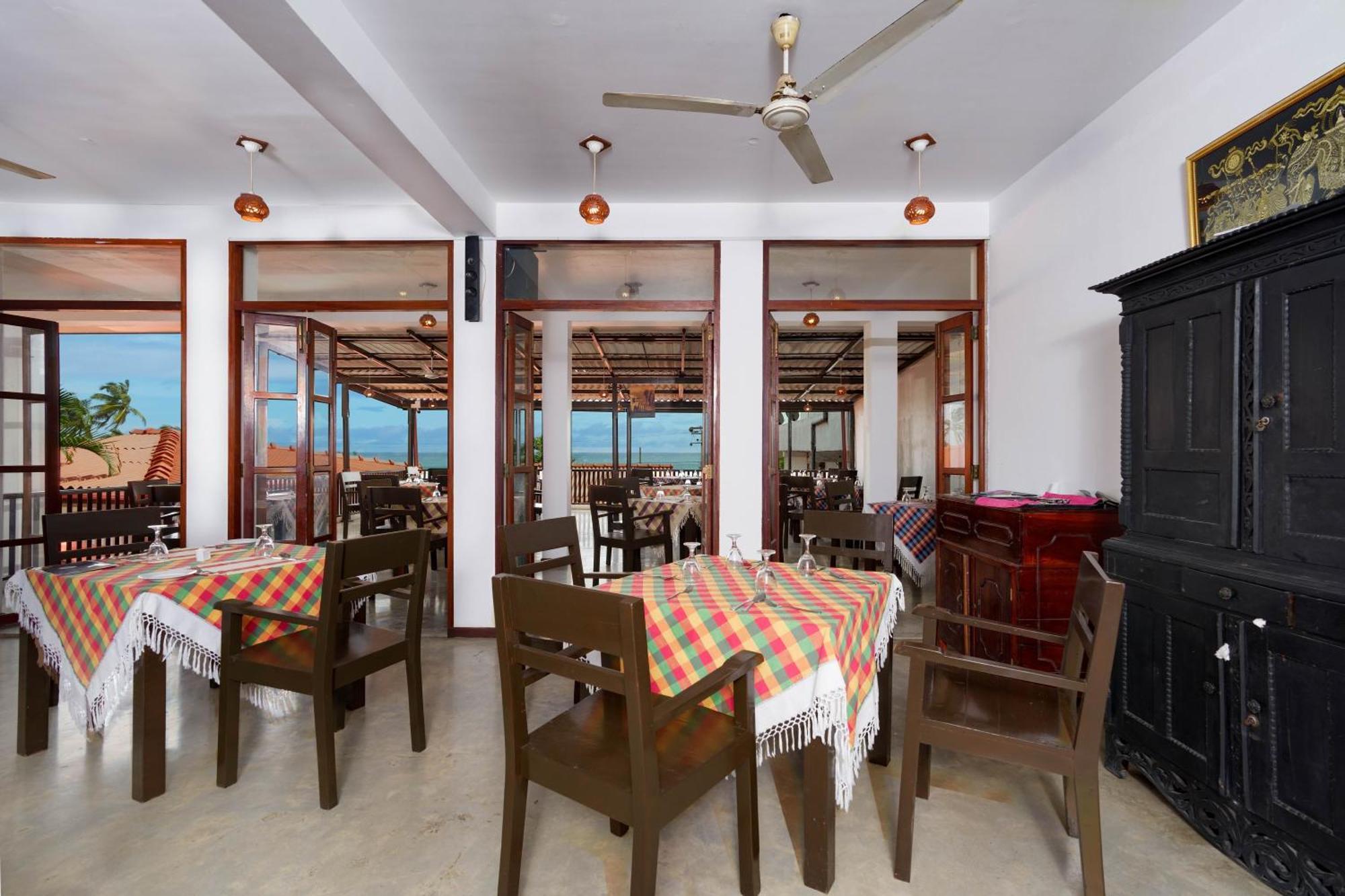Hotel Silan Mo Mirissa Buitenkant foto