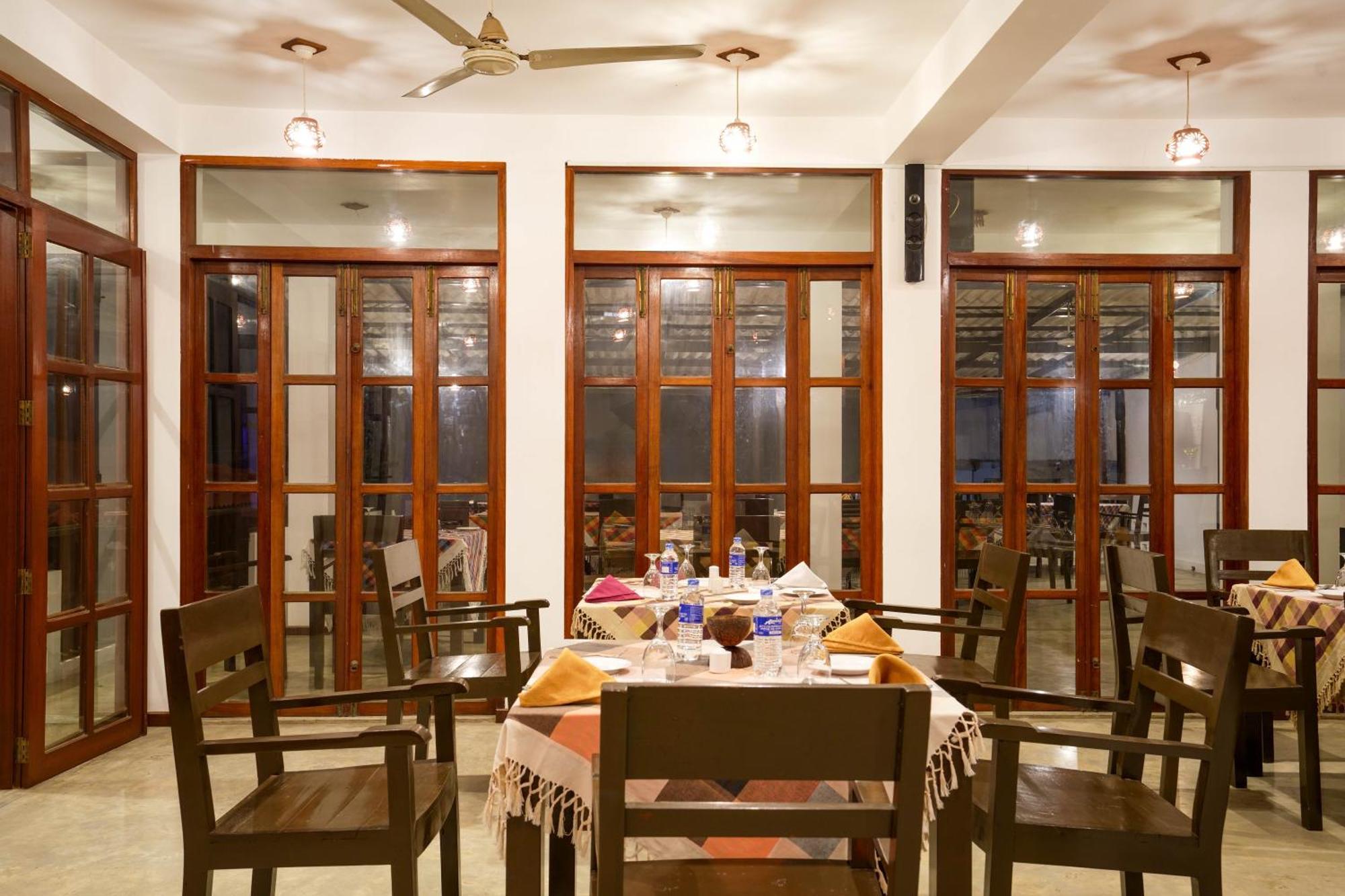 Hotel Silan Mo Mirissa Buitenkant foto