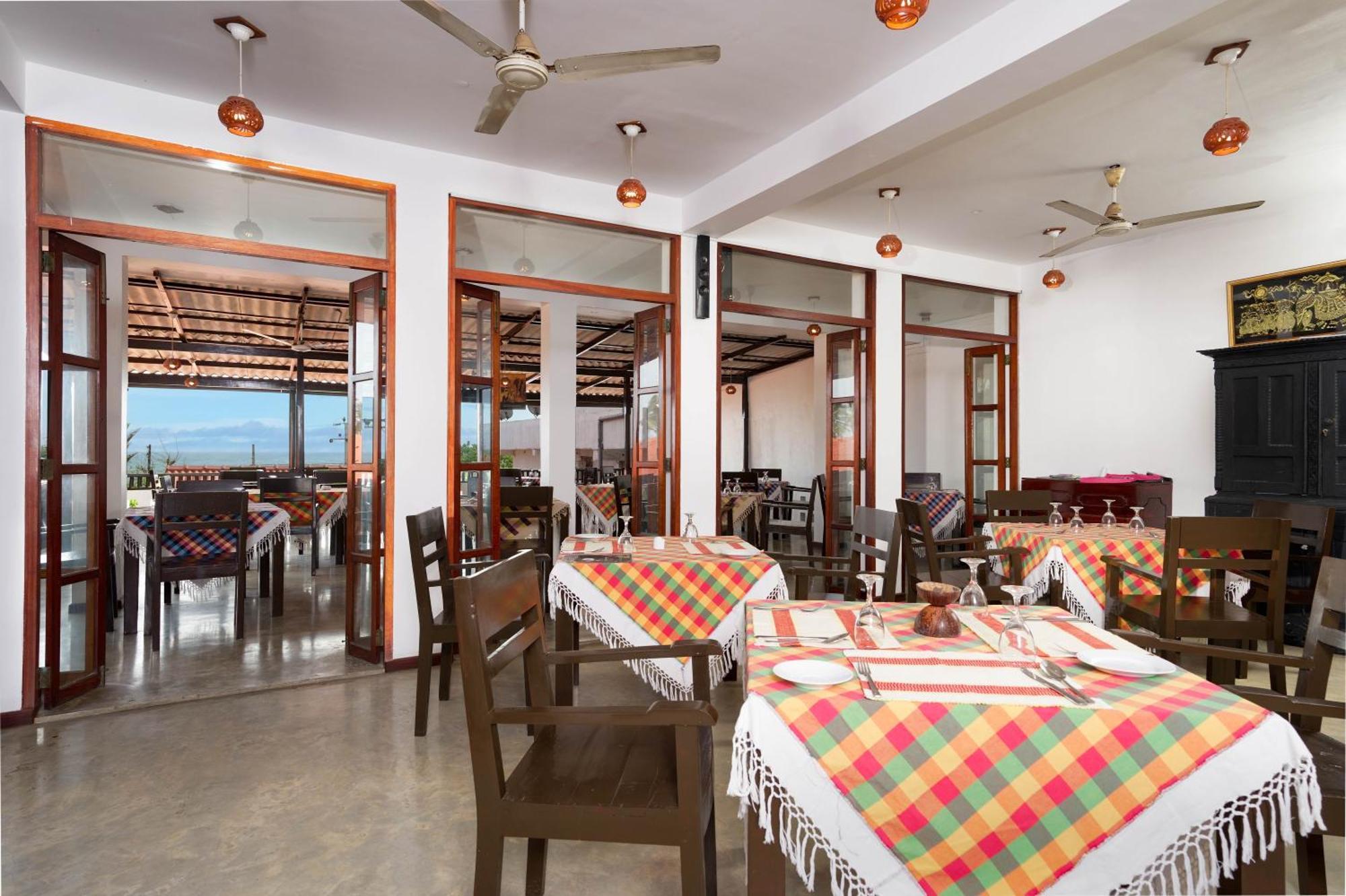 Hotel Silan Mo Mirissa Buitenkant foto