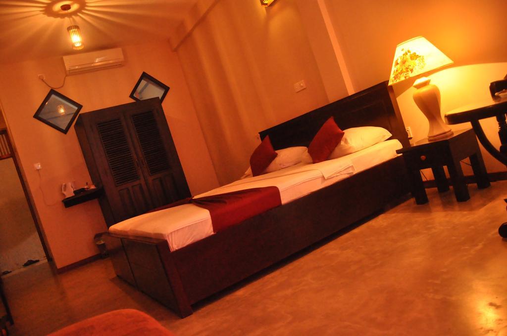 Hotel Silan Mo Mirissa Buitenkant foto